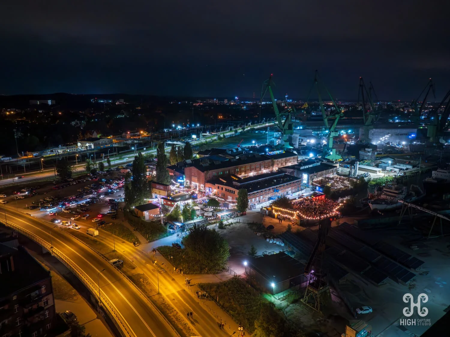 Nocne ujęcie z drona nad Stocznią Gdańską, zrealizowane przez High Capture Studio